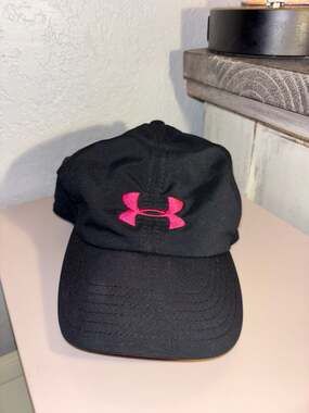 O2: Under Armour Women's OSFA Black Adjustable Baseball Cap Pink Logo